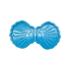 Könnte beinhalten: Eine blaue Silikonform in Form von zwei geöffneten Muscheln mit einem detaillierten Design einer Perlenkette in jeder Muschel.