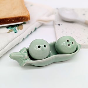 Green Peas in a Pod Salt and Pepper Shaker Set | Vegetable Gifts | Tableware Decor | Gifts for Pea Lovers | Kitchen Decor