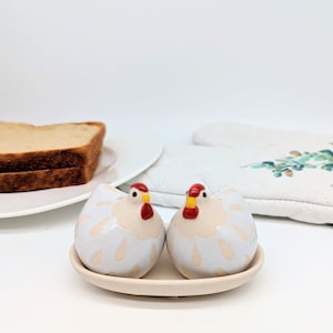 Ceramic Hen Salt and Pepper Shaker Set | Chicken Gifts | Animal Gifts | Country House Decor | Farmhouse Decor | Hen Gifts | Country Gifts