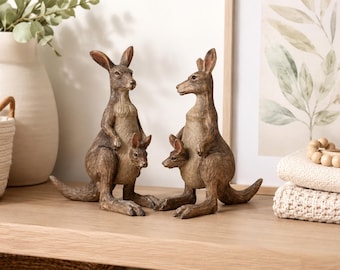 Conjunto de 2 figuras de canguro con su cría.