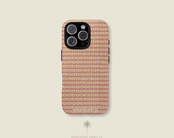Puede incluir: Una funda para teléfono con un patrón repetitivo de rayas horizontales en rosa apagado y crema, acentuado con pequeños puntos amarillos. La funda tiene un recorte negro para la cámara y el texto SUNBLEACHED SUPPLY CO. en la parte inferior.