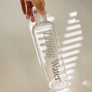 リビングウォータープラスチックウォーターボトル | 500ml 再利用可能ボトル | 信仰の断言 | タイムスタンプウォーターボトル | クリスチャンアパレル