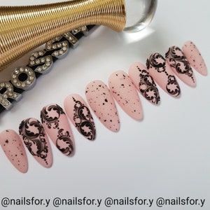 black and nails Pink