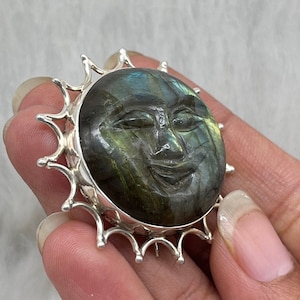 Spilla con volto intagliato in labradorite, argento sterling a raggiera