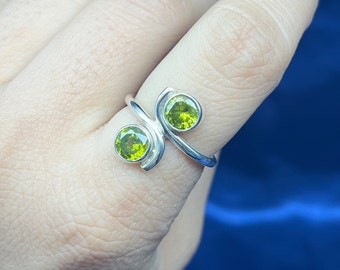 Anillo de plata de ley con dos piedras de peridoto, anillo de aniversario hecho a mano