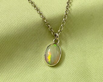 Opal Anhänger, zierliche Silber äthiopische Opal Kette, Feueropal Silber Anhänger, Natürliche Edelstein Halskette, Oktober Geburtsstein,