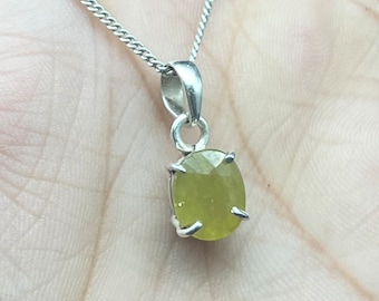 Collar con colgante de zafiro amarillo y plata de ley, joyería artesanal con piedra natal.