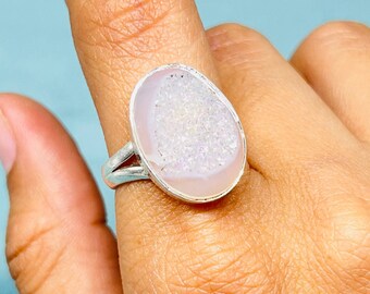 Anello in argento sterling con druse di quarzo solare, gioiello artigianale con pietre preziose.