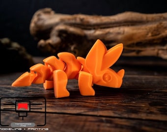 Puede incluir: Juguete de dinosaurio articulado impreso en 3D de color naranja. El dinosaurio está en posición de caminar con la cabeza girada hacia un lado. El juguete está hecho de plástico y tiene un acabado liso y brillante.