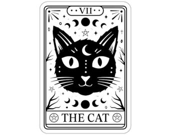 Peut inclure: Illustration de carte de tarot en noir et blanc du Chat. La carte représente un chat noir avec une lune croissante sur le front et un symbole de pentagramme en bas.