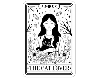 Peut inclure: Illustration en noir et blanc d'une carte de tarot avec une femme tenant un chat noir. La carte est intitulée "The Cat Lover".