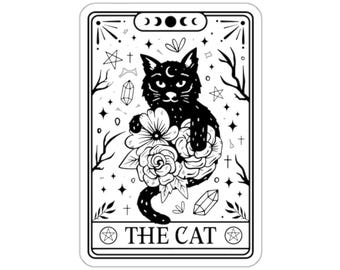 Peut inclure: Illustration de carte de tarot en noir et blanc d'un chat noir avec des fleurs. La carte est intitulée "THE CAT".