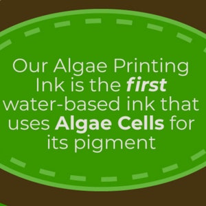 Pu&ograve; includere: Un cerchio verde con un bordo tratteggiato bianco contiene il testo: "La nostra inchiostro di stampa a base di alghe &egrave; la prima inchiostro a base d'acqua che utilizza cellule di alghe per il suo pigmento".
