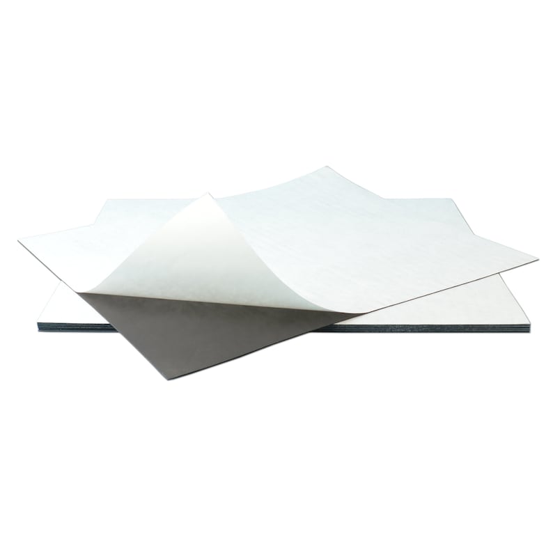 Puede incluir: Dos hojas de papel magn&eacute;tico con respaldo adhesivo. Una hoja es blanca y la otra es negra. La hoja blanca est&aacute; parcialmente despegada para revelar la hoja magn&eacute;tica negra.