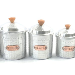 Juego de seis botes de aluminio vintage franceses. Perillas de resina color ámbar caramelo.