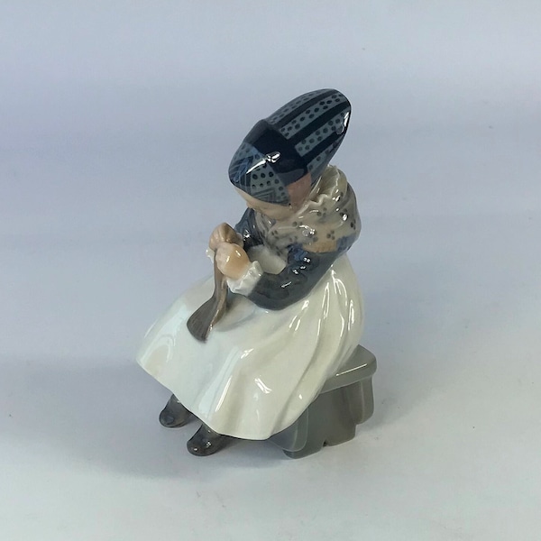 Figurine Amager Girl Knitting 1314, porcelaine du Danemark, Royal Copenhagen