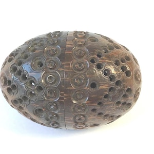 Ferramenta de costura de noz coquille esculpida vitoriana: suporte para dedal do século XIX