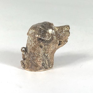 Vintage Hunde Anhänger aus goldfarbenem Metall. Pillendose