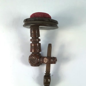 Antike viktorianische Nähklammer aus gedrechselter Eiche mit Nadelkissen aus roter Seide. Um 1880.