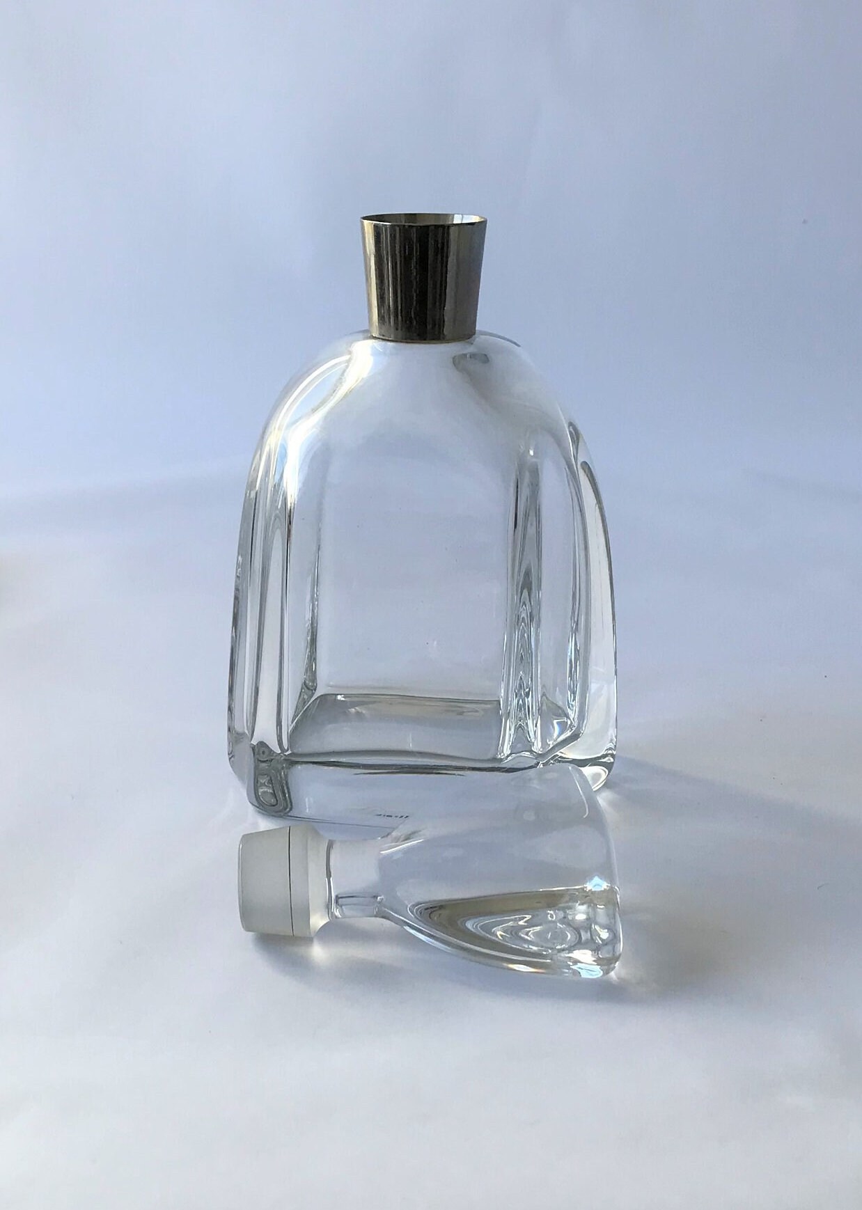 ヴィンテージの Daum France クリスタル デカンタ。Daum の