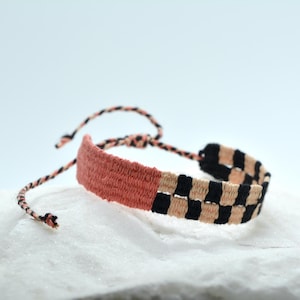 Armband van 100% natuurlijk linnen - Handgeweven op een ambachtelijk weefgetouw - Symmetrisch geometrisch ontwerp - Boho-chic kleuren uit de jaren 70 - Hoge fijnheid - Uniek ontwerp