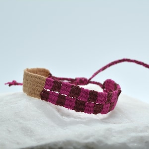 Armband van 100% natuurlijk linnen - Handgeweven op een ambachtelijk weefgetouw - Symmetrisch geometrisch ontwerp - Boho-chic kleuren uit de jaren 70 - Hoge fijnheid - Uniek ontwerp