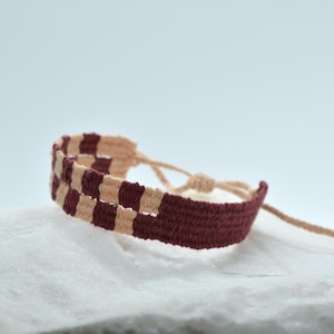 Armband van 100% natuurlijk linnen - Handgeweven op een ambachtelijk weefgetouw - Symmetrisch geometrisch ontwerp - Boho-chic kleuren uit de jaren 70 - Hoge fijnheid - Uniek ontwerp
