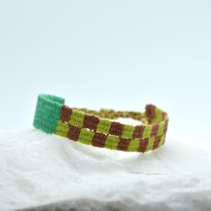 Armband van 100% natuurlijk linnen - Handgeweven op een ambachtelijk weefgetouw - Symmetrisch geometrisch ontwerp - Boho-chic kleuren uit de jaren 70 - Hoge fijnheid - Uniek ontwerp
