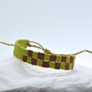 Armband van 100% natuurlijk linnen - Handgeweven op een ambachtelijk weefgetouw - Symmetrisch geometrisch ontwerp - Boho-chic kleuren uit de jaren 70 - Hoge fijnheid - Uniek ontwerp