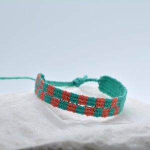 Armband van 100% natuurlijk linnen - Handgeweven op een ambachtelijk weefgetouw - Symmetrisch geometrisch ontwerp - Boho-chic kleuren uit de jaren 70 - Hoge fijnheid - Uniek ontwerp