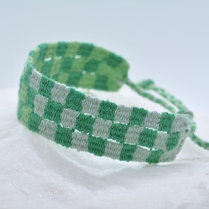 Armband van 100% natuurlijk linnen - Handgeweven op een ambachtelijk weefgetouw - Symmetrisch geometrisch ontwerp - Boho-chic kleuren uit de jaren 70 - Hoge fijnheid - Uniek ontwerp