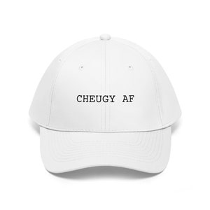 Puede incluir: Gorra de béisbol blanca con el texto "CHEUGY AF" bordado en negro.