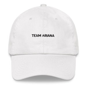Könnte beinhalten: Weiße Baseballkappe mit schwarzem Sticktext "TEAM ARIANA".