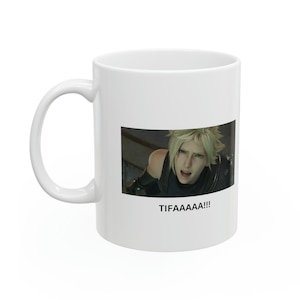 Pode incluir: Caneca de cerâmica branca com uma imagem impressa de um personagem de um videogame. A imagem mostra o personagem com uma expressão de surpresa e o texto "TIFA AAA!!!" impresso abaixo da imagem.