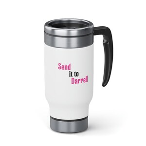 Peut inclure: Mug de voyage blanc avec une poignée noire et des accents argentés. Le mug porte l'inscription "Send it to Darrell" en lettres roses et noires. Le mug est conçu pour garder les boissons chaudes ou froides.