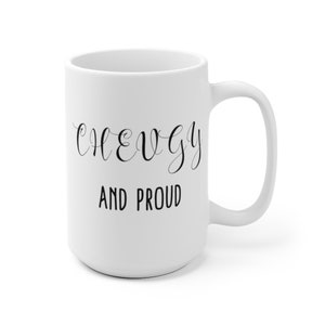Puede incluir: Taza de cerámica blanca con texto negro que dice "Chewy and Proud".
