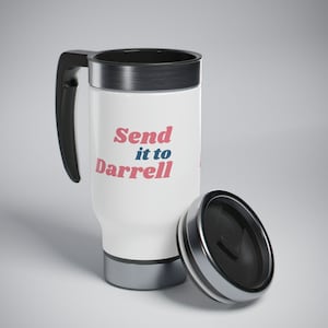 Peut inclure: Mug de voyage blanc avec un couvercle et une poignée noirs. Le mug porte le texte "Send it to Darrell" en lettres roses et bleues.