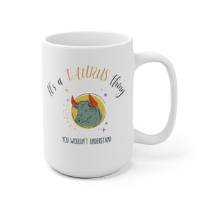 Puede incluir: Taza de cerámica blanca con un diseño dorado y negro que dice "It's a Taurus thing you wouldn't understand". El diseño incluye un toro de dibujos animados con cuernos rojos y un círculo amarillo a su alrededor.