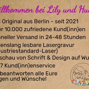 May include: A brown background with pink text that reads "Willkommen bei Lily und Hund". The text below lists the following: "Das Original aus Berlin - seit 2021", "&Uuml;ber 10.000 zufriedene Kund(inn)en", "Schneller Versand in 24-48 Stunden", "Lebenslang lesbare Lasergravur (Industriestandard-Laser)", "Vorschau von Schrift & Design auf Wunsch", "24/7 Kund(inn)enservice", "Wir beantworten alle Eure Fragen und W&uuml;nsche!" An illustration of a woman with glasses and a dog is in the bottom right corner.