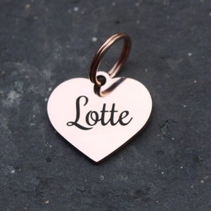 以下が含まれることがあります： 「Lotte」と刻まれた、ローズゴールドのハート型のペットタグです。