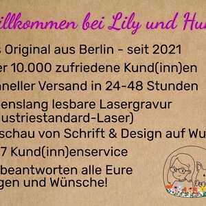 May include: A brown background with pink text that reads "Willkommen bei Lily und Hund". The text below lists the following: "Das Original aus Berlin - seit 2021", "&Uuml;ber 10.000 zufriedene Kund(inn)en", "Schneller Versand in 24-48 Stunden", "Lebenslang lesbare Lasergravur (Industriestandard-Laser)", "Vorschau von Schrift & Design auf Wunsch", "24/7 Kund(inn)enservice", "Wir beantworten alle Eure Fragen und W&uuml;nsche!" An illustration of a woman with glasses and a dog is in the bottom right corner.