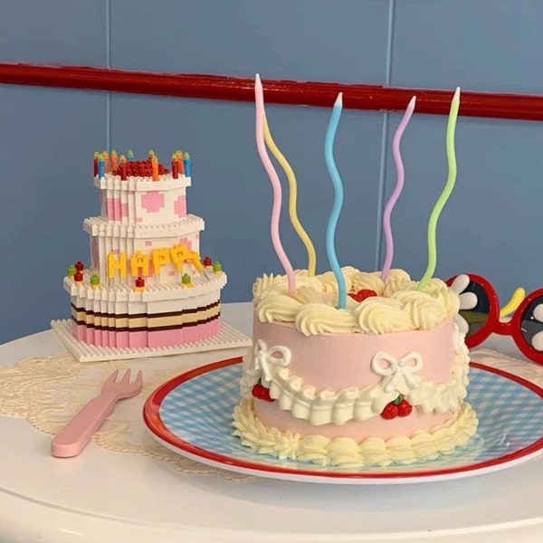 Makronenfarbe gedrehte Geburtstagstorte Kerzen
