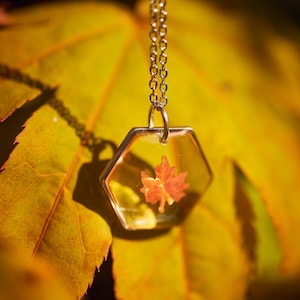 Kanadische Ahornblatt-Harz-Halskette, botanischer Sechseck-Anhänger, handgemachtes Geschenk für Sie, Herbstblatt-Halskette, minimalistischer Schmuck