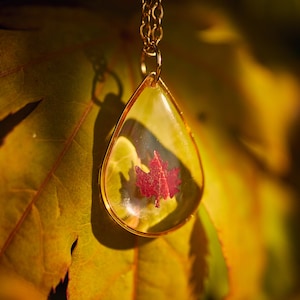 Kanadische Ahornblatt-Harz-Halskette, botanischer Tropfen-Anhänger, handgemachtes Geschenk für sie, Herbstblatt-Halskette, minimalistischer Schmuck