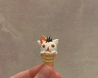 Charme réaliste du cornet de crème glacée « chat »