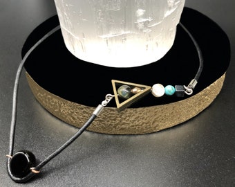 Schwarzer Leder Choker, Asymmetrischer Choker, Blaue Tigerauge Halskette, Bronze Pyramiden Halskette, Türkis Halskette, Hämatit Howlith Choker