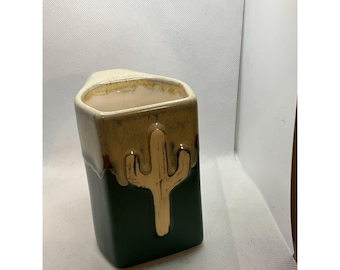 Taza de cerámica artesanal con temática de cactus, forma triangular única y esmaltado antigoteo.