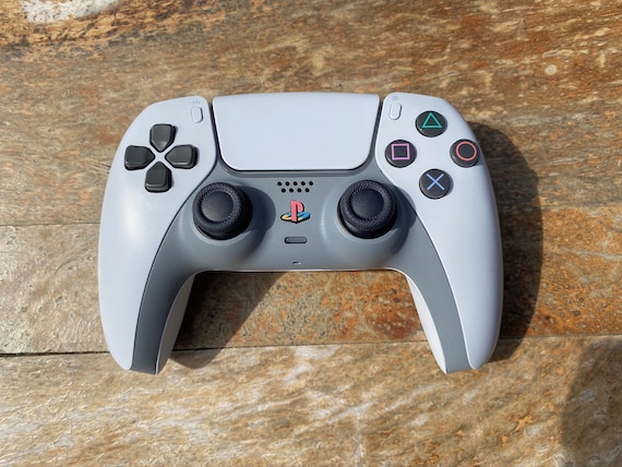 Controller PS5 in stile PS1 bianco e grigio originale