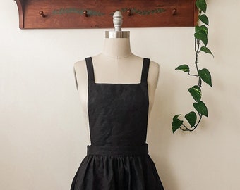 Vestido Avonlea Linen pinafore en negro, hecho a mano con bolsillos, disponible a medida