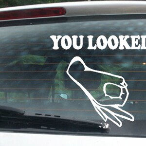 Puede incluir: Calcoman&iacute;a de vinilo blanco para coche con el texto "YOU LOOKED" encima de un gesto con la mano que forma un c&iacute;rculo con el dedo &iacute;ndice y el pulgar, con los otros dedos extendidos.